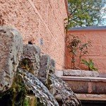 Buducnosti pij nesebicno,nasu zedj niko ugasio nije.Pij sa kamena istorije gdje niko nije umro ko je umro. Šta piše na izvoru u Djenovićima