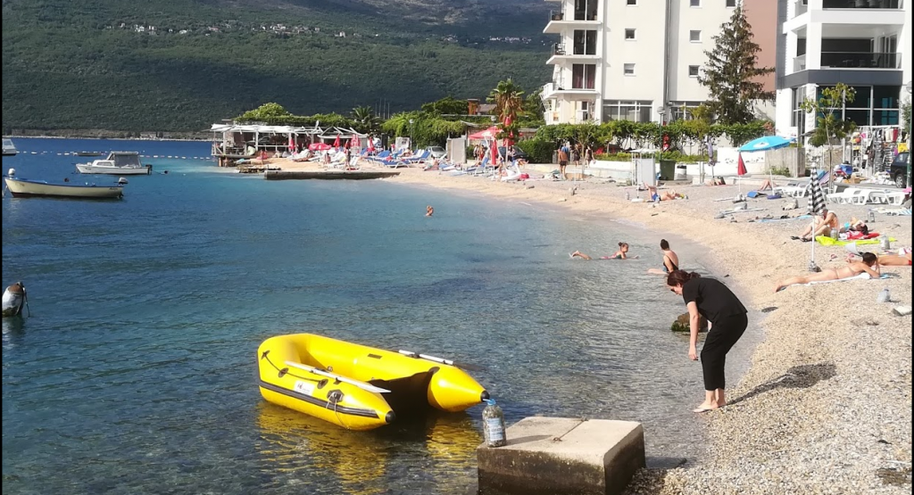 pjescana plaza u djenovicima sa cistim morem