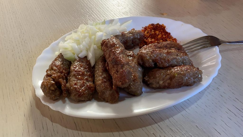 cevapi u bijelom polju. Najbolji cevapi i pauza od voznje.