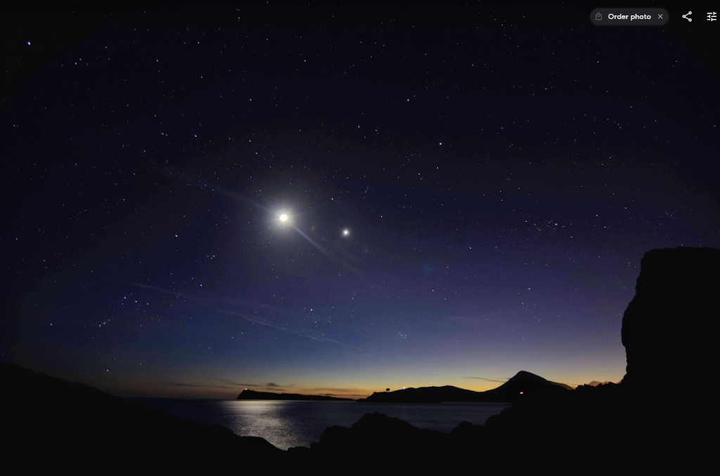 zvjezdano nebo i mjesec na ulazu u Boku i preko ostrva Mamula