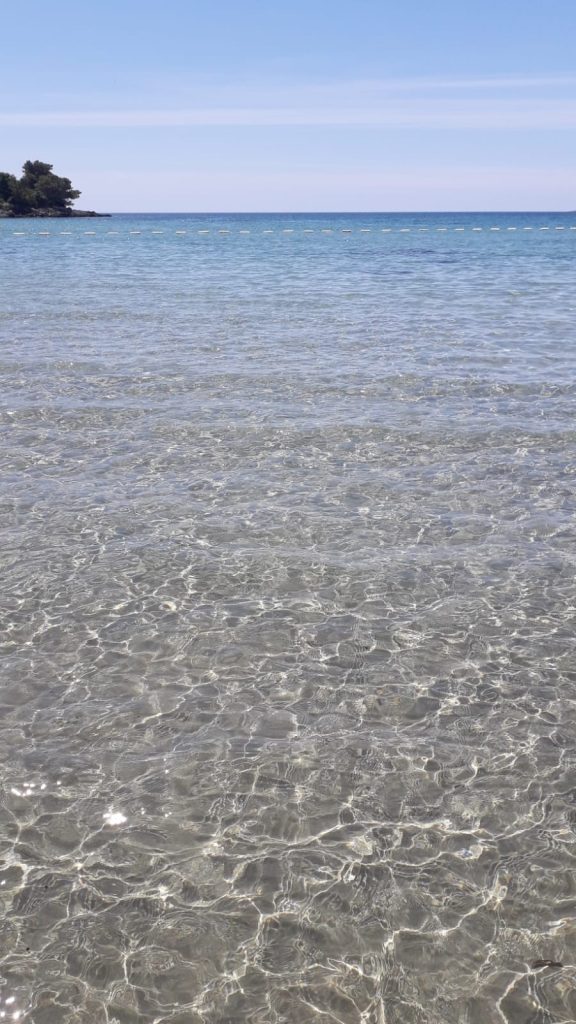 kristalno čisto more i pjesak