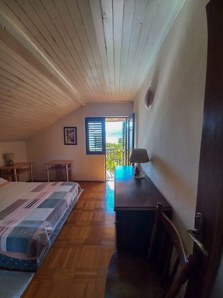 bracni krevet terasa i pogled na more baošići