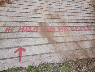upozorenje da ne ides u brdo sam setanja u prirodi