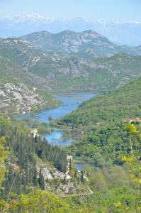 Skadarsko jezero sa puta prema Virpazaru