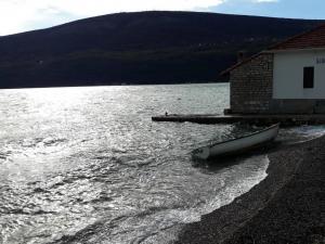 djenovici-sidro-barka-plaza-more-talasi-zima