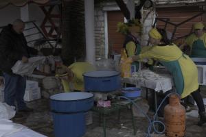 Fešta od mimoze, ribe i vina, pecenje ribe